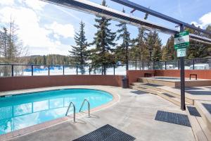 Una piscina en un complejo turístico con nieve en el suelo. en Peak 9 Studio of Dreams, en Breckenridge