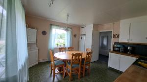 een keuken met een tafel en stoelen bij Lilov in Sysslebäck