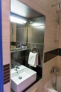 Koupelna v ubytování Mariandy Hotel