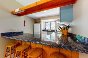 cocina con encimera y taburetes de madera en The Mountain Escape, en Lincoln 21 fotos más
