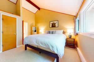 Un dormitorio con una cama grande y una ventana en The Mountain Escape, en Lincoln