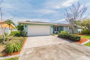 uma casa com garagem e uma entrada em CasaBetty Clearwater Florida em Clearwater