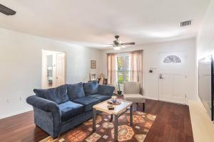 ein Wohnzimmer mit einem blauen Sofa und einem Tisch in der Unterkunft CasaBetty Clearwater Florida in Clearwater