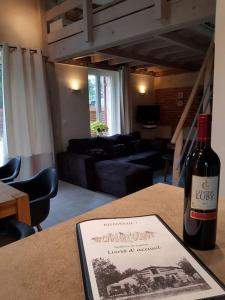 butelka wina leżąca na stole w salonie w obiekcie Le Chai de l'Océan -Maison plage à 300m - Jardin Terrasse w mieście Soulac-sur-Mer