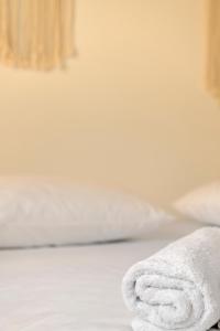 Postel nebo postele na pokoji v ubytování Cactus Guesthouse, Κίνι Συρος