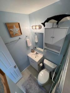 een badkamer met een wit toilet en een wastafel bij Luxury Zin Star - Studio in Fort Lauderdale