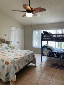 een slaapkamer met een bed en een plafondventilator bij Private Heated Pool and Healing Waters Nearby in North Port +47 foto's