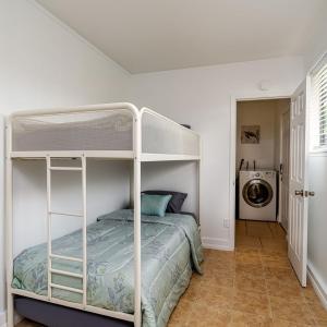 Un ou plusieurs lits superposés dans un hébergement de l'établissement 2bd home with private backyard near the beach