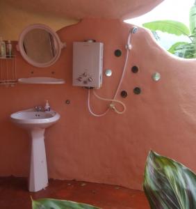 ein Bad mit einem Waschbecken und einem Spiegel in der Unterkunft Chiang Dao Roundhouses in Chiang Dao