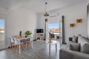 TV a/nebo společenská místnost v ubytování Cactus Guesthouse, Κίνι Συρος