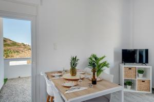 TV a/nebo společenská místnost v ubytování Cactus Guesthouse, Κίνι Συρος