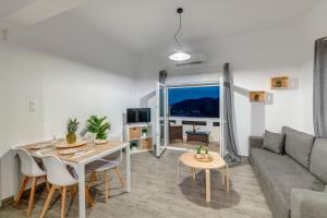 TV a/nebo společenská místnost v ubytování Cactus Guesthouse, Κίνι Συρος