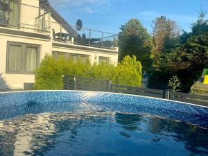 ジブヌベクにあるHoliday Home in Dziwnowek with Pool & Beachの家の裏庭にあるプール