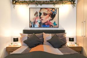 a bedroom with a bed with a picture on the wall at Spirit Apartments - Studio 2 - Küche - Parkplatz in Engelberg