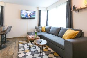 ein Wohnzimmer mit einem Sofa und einem Tisch in der Unterkunft Spirit Apartments - Studio 2 - Küche - Parkplatz in Engelberg