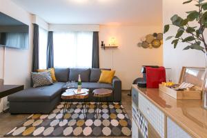 - un salon avec un canapé et une table dans l'établissement Spirit Apartments - Studio 2 - Küche - Parkplatz, à Engelberg