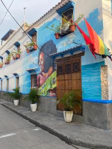 um edifício com uma pintura de uma mulher com um guarda-chuva em Casa Gran Fuente em Cartagena de Indias