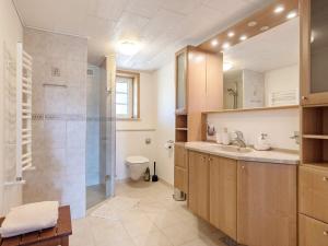 Koupelna v ubytování 6 person holiday home in Blåvand-By Traum + 65 fotografií
