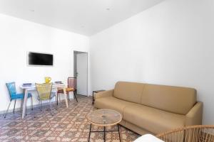 - un salon avec un canapé et une table dans l'établissement Luxurious 1 bedroom, AC, terrace, close beaches - Dodo et Tartine, à Carqueiranne