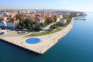 una vista aerea di una città vicino all'acqua di Apartment Danijela a Zara (Zadar)