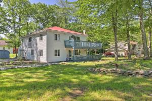 Foto dalla galleria di Tobyhanna Home with Hot Tub, Fire Pit, Deck and Grill! a Tobyhanna