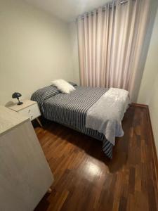 Un dormitorio pequeño con una cama y una ventana. en Departamento completo en Miraflores Surquillo, en Lima