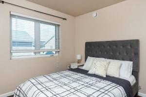 um quarto com uma cama e uma janela em BirchHill retreat Getaway Great Location ! em Fairbanks