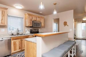 una cucina con armadi in legno e piano di lavoro di BirchHill retreat Getaway Great Location ! a Fairbanks