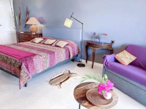 Un pat sau paturi într-o cameră la Blue Room in a shared Villa Diamant with communal pool and sea view