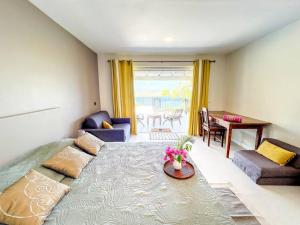 1 dormitorio con 1 cama grande y sala de estar en Frangipani Room in shared Villa Diamant, swimming pool, sea view en Grand Case