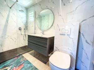 Studio Aloe in shared Villa Diamant, infinity pool, sea view的一间浴室
