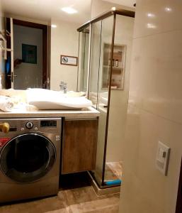 ein Badezimmer mit Waschbecken und Waschmaschine in der Unterkunft Maison Bardot 1 - Casa em condomínio para 4 em Geribá, Búzios in Búzios