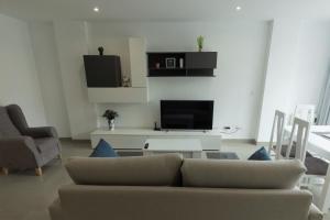 Televízia a/alebo spoločenská miestnosť v ubytovaní Mercado Cee Galitrips Apartment