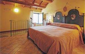 a bedroom with a large bed in a room at Rondine in Smirra