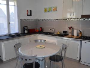 una cocina con mesa blanca y sillas. en Gîte Saint-Avertin, 4 pièces, 6 personnes - FR-1-381-47 en Saint-Avertin