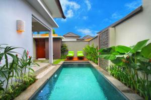 een zwembad in de achtertuin van een huis bij Maharaja Villas Bali - CHSE Certified in Kerobokan
