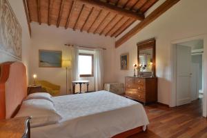 A bed or beds in a room at Fattoria il Leccio - Elegant Suite on Florence Hills Még 7 kép