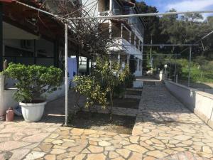 Κήπος έξω από το Apartment in Mpenitses near Beaches & Pool