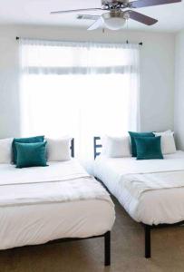 Una cama o camas en una habitación de AMPLIFY SPACES 1 and 2 BR Apartments, Downtown Birmingham, UAB