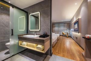 Bathroom sa Ausotel WOW Huadu Guangzhou Sunac Land