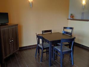 Televízia a/alebo spoločenská miestnosť v ubytovaní Duplex 6 pers avec terrasse au Château des Magnans, Jausiers - Piscine, sauna, animaux acceptés - FR-1-165B-3