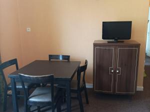 Televízia a/alebo spoločenská miestnosť v ubytovaní Appartement T3 dans Château avec Piscine et Sauna à Jausiers, 6 pers, Terrasse et Balcon - FR-1-165B-4