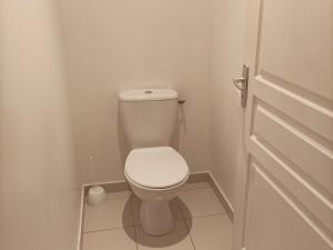 Kúpeľňa v ubytovaní Appartement T3 dans Château avec Piscine et Sauna à Jausiers, 6 pers, Terrasse et Balcon - FR-1-165B-4 + 5 fotografií