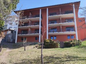 apartamentowiec z krzakami przed nim w obiekcie Studio avec Piscine Chauffée, WiFi, Animaux Acceptés à Jausiers - FR-1-165B-26 w mieście Jausiers