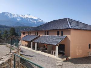 a building with solar panels on it with a mountain at Appartement Jausiers, 3 pièces, 6 personnes - FR-1-165B-21 in Jausiers