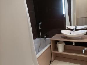 Kúpeľňa v ubytovaní T4 duplex, piscine chauffée, WiFi, animaux acceptés - FR-1-165B-28