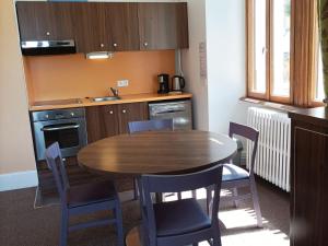 een keuken met een houten tafel en stoelen bij Appartement Jausiers, 3 pièces, 6 personnes - FR-1-165B-19 in Jausiers