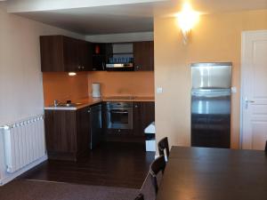 Kuchyňa alebo kuchynka v ubytovaní Charmant Duplex au Château des Magnans, Jausiers - 8 pers, 80 m², Balcon, Piscine et Sauna - FR-1-165B-25
