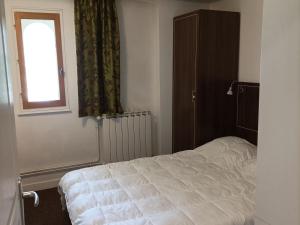 Posteľ alebo postele v izbe v ubytovaní Charmant Duplex au Château des Magnans, Jausiers - 8 pers, 80 m², Balcon, Piscine et Sauna - FR-1-165B-25