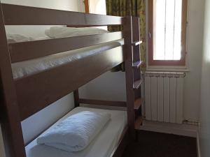 Posteľ alebo postele v izbe v ubytovaní Charmant Duplex au Château des Magnans, Jausiers - 8 pers, 80 m², Balcon, Piscine et Sauna - FR-1-165B-25